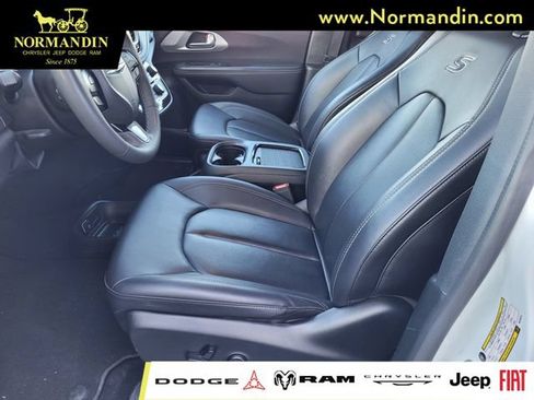 Used 2024 Chrysler Pacifica Limited FWD image 15