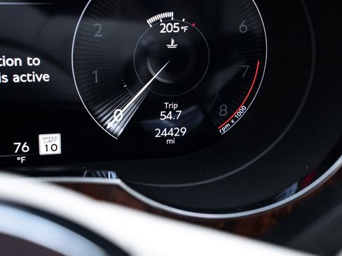 Used 2021 Bentley Bentayga image 41