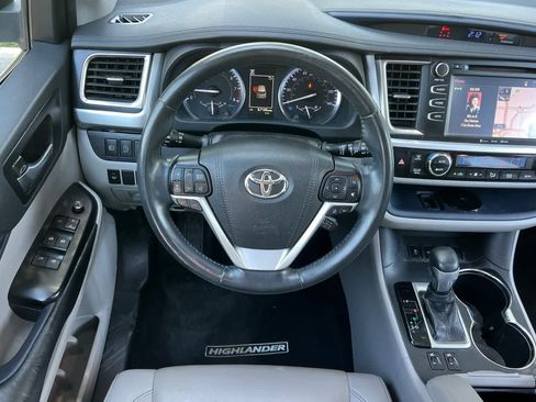 Used 2019 Toyota Highlander XLE FWD image 16