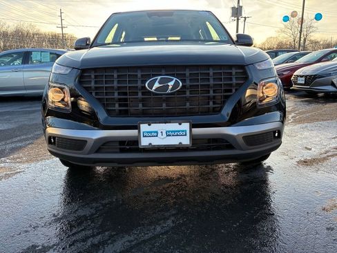 Used 2025 Hyundai Venue SE image 2