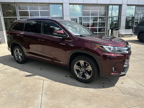 Used 2017 Toyota Highlander Limited Platinum AWD/4WD image 2
