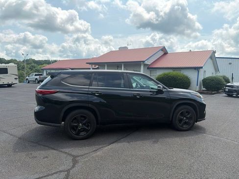 Used 2023 Toyota Highlander LE FWD image 11