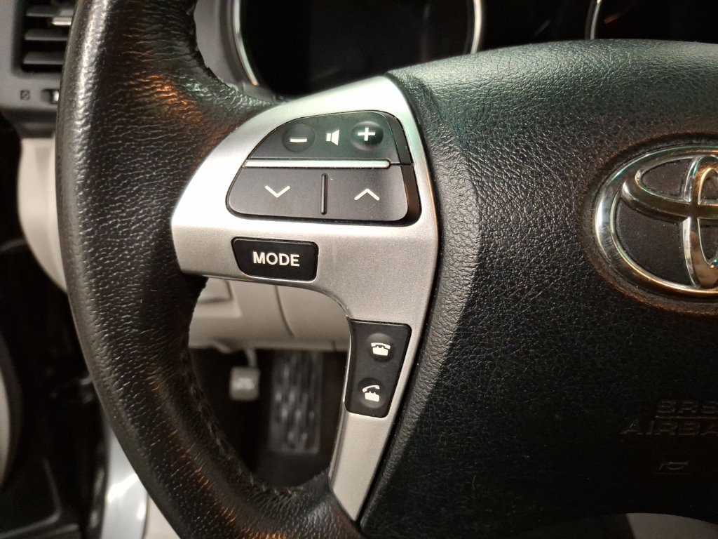 Used 2012 Toyota Highlander Limited w/ Tow Pkg AWD/4WD image 21