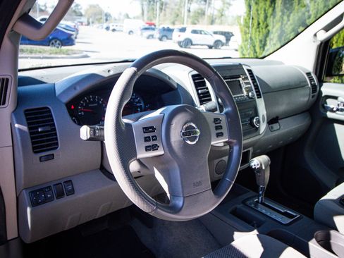 Used 2014 Nissan Frontier SV image 6