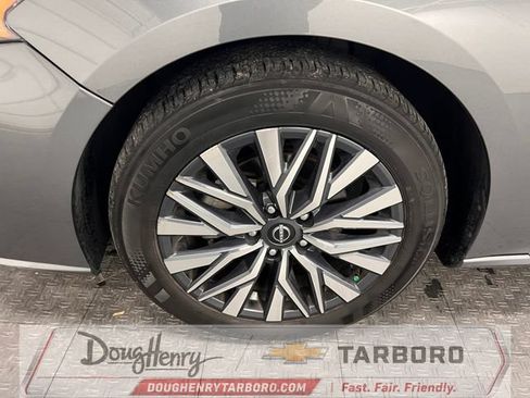Used 2025 Nissan Altima 2.5 SV FWD image 21