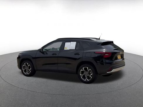 Used 2025 Chevrolet Trax LT w/ LT Convenience Package FWD image 14