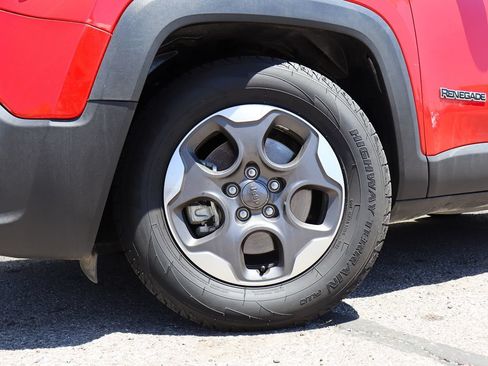 Used 2018 Jeep Renegade Latitude FWD image 5