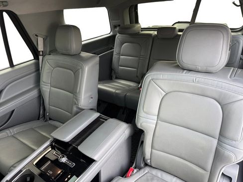 Used 2018 Lincoln Navigator Reserve image 11