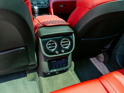 Used 2023 Bentley Bentayga AWD/4WD image 61