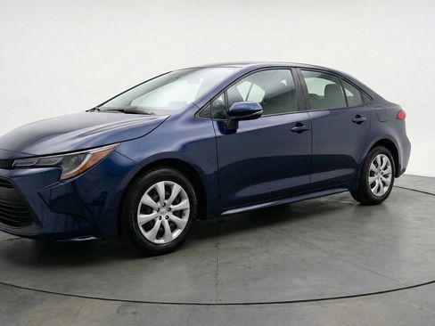 Used 2025 Toyota Corolla LE image 3