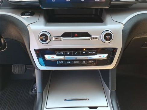 Used 2023 Ford Explorer XLT AWD/4WD image 28