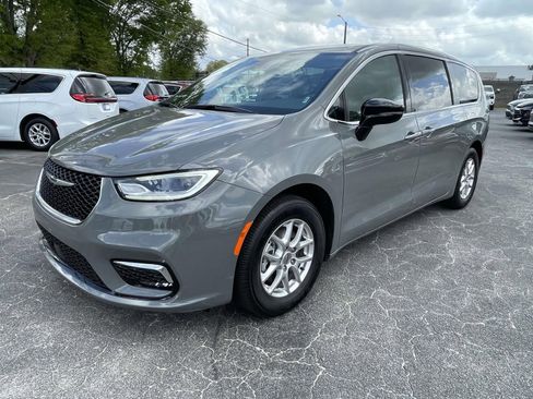 Used 2025 Chrysler Pacifica Select image 7