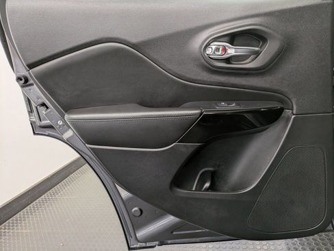 Used 2019 Jeep Cherokee Latitude Plus AWD/4WD image 23