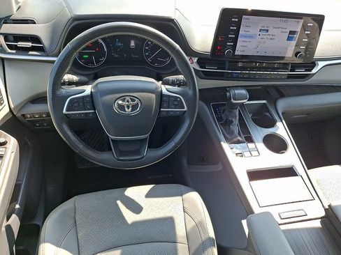 Used 2024 Toyota Sienna Limited AWD/4WD image 2