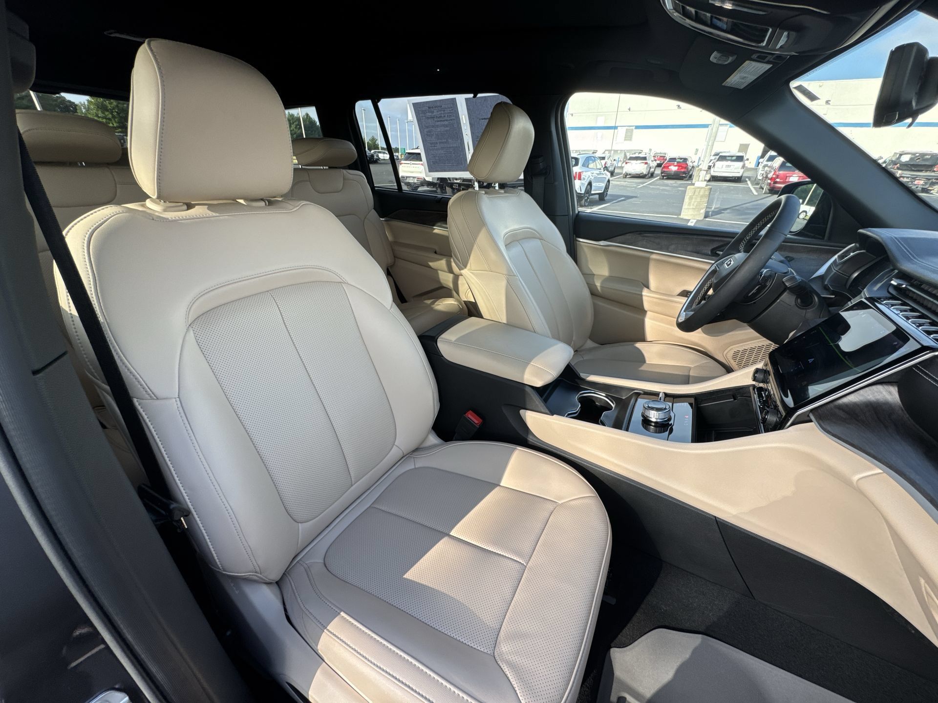 Used 2024 Jeep Grand Cherokee L Limited w/ Luxury Tech Group II AWD/4WD image 27