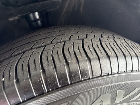 Used 2025 Chrysler Pacifica Select FWD image 2