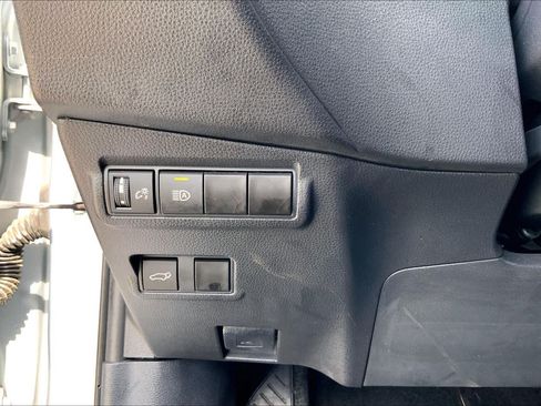 Used 2023 Toyota Corolla Cross XLE w/ Convenience Package FWD image 33