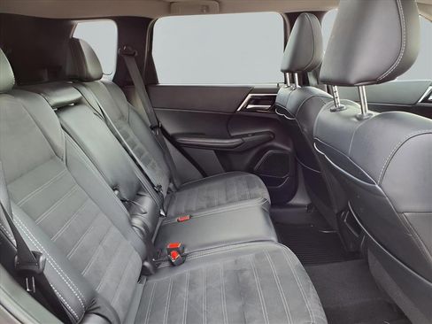 Used 2024 Mitsubishi Outlander SE 4WD image 14