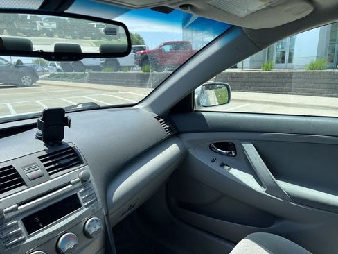 Used 2010 Toyota Camry LE FWD image 19