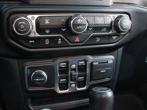 Used 2020 Jeep Wrangler Unlimited Sahara image 29