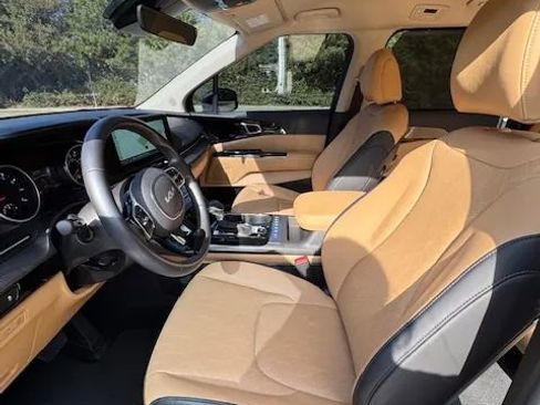 Used 2024 Kia Carnival EX image 30