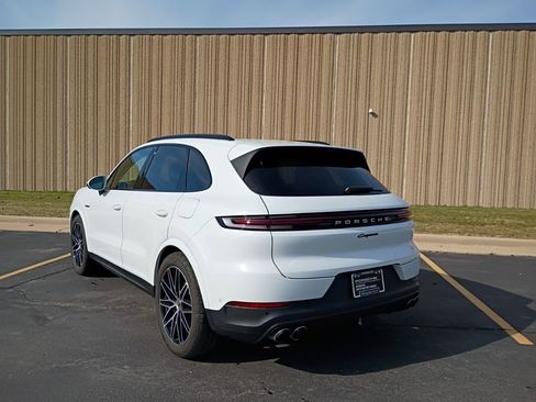Used 2025 Porsche Cayenne E-Hybrid image 3