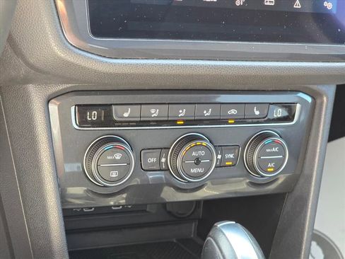 Used 2021 Volkswagen Tiguan SE w/ Panoramic Sunroof Package image 18