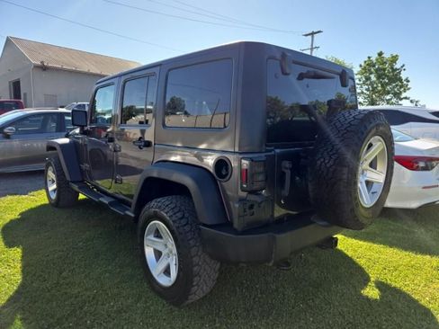 Used 2018 Jeep Wrangler Unlimited Rubicon w/ Connectivity Group AWD/4WD image 7