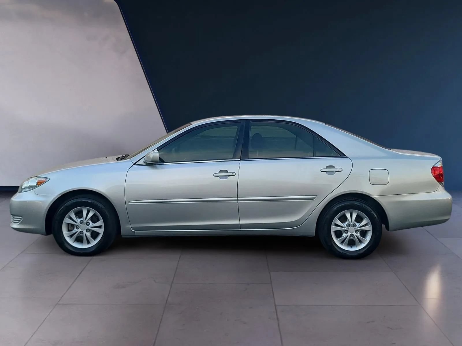 Used 2005 Toyota Camry XLE FWD image 2