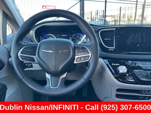 Used 2022 Chrysler Pacifica Touring-L FWD image 16