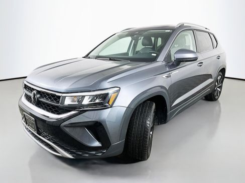 Used 2024 Volkswagen Taos SE image 3