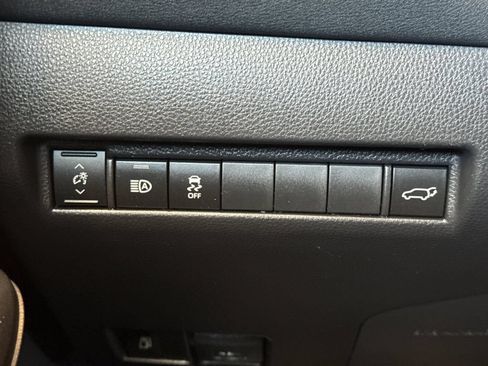 Used 2023 Toyota Venza LE AWD/4WD image 35