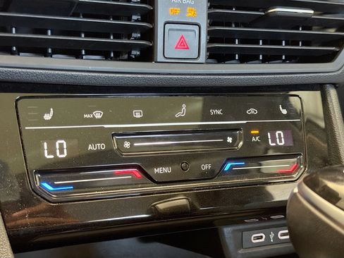 Used 2025 Volkswagen Jetta SE FWD image 10