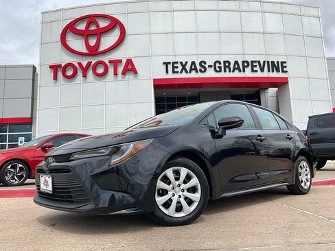 Used 2025 Toyota Corolla LE image 2