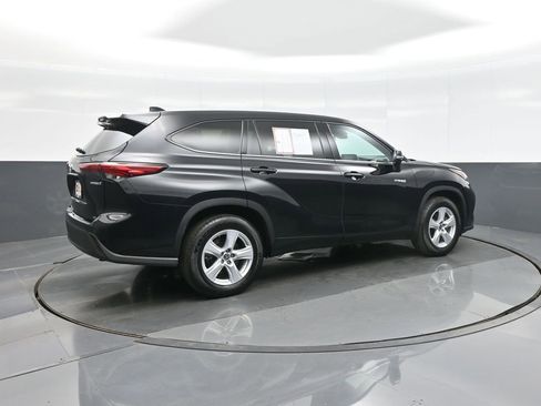 Certified 2021 Toyota Highlander LE image 7