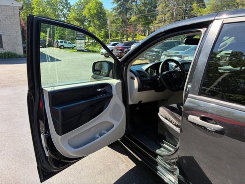 Used 2019 Dodge Grand Caravan SE FWD image 14