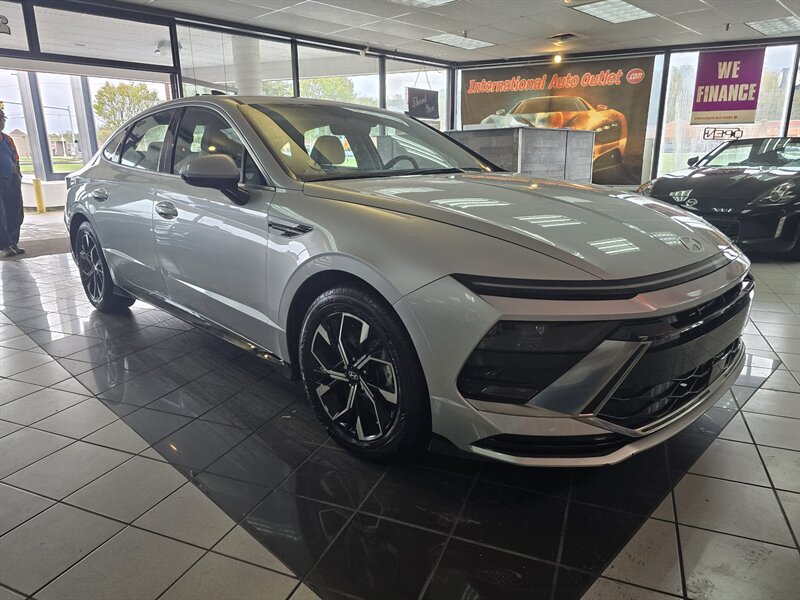 Used 2025 Hyundai Sonata SEL FWD image 3