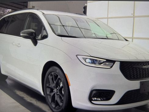 Used 2024 Chrysler Pacifica Touring-L w/ S Appearance Package image 7