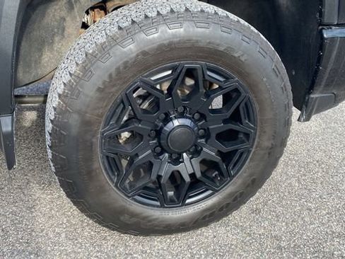 Used 2022 Chevrolet Silverado 2500 High Country w/ Z71 Off-Road Package image 11