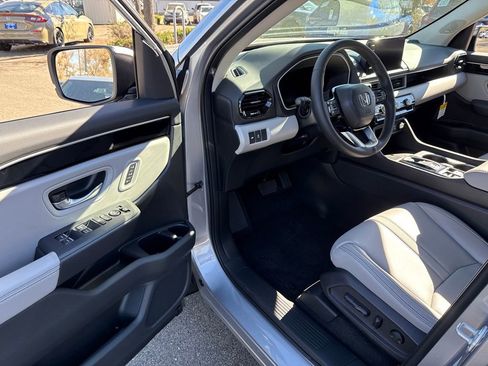 New 2025 Honda Pilot Touring image 11