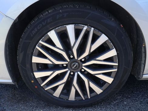 Used 2024 Nissan Altima 2.5 SV FWD image 9