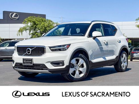 Used 2021 Volvo XC40 T5 Momentum image 1