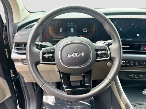 Used 2025 Kia Carnival FWD image 11