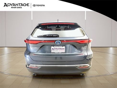 Certified 2022 Toyota Venza XLE image 6