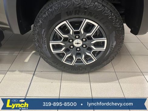 Used 2024 Chevrolet Colorado Z71 w/ Z71 Convenience Package 2 AWD/4WD image 25