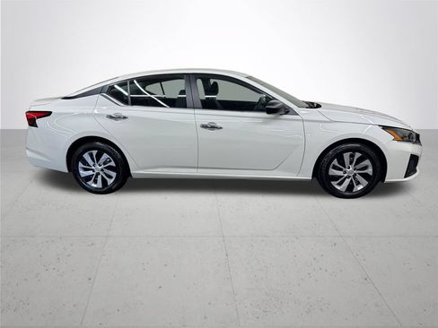 Used 2024 Nissan Altima 2.5 S FWD image 8