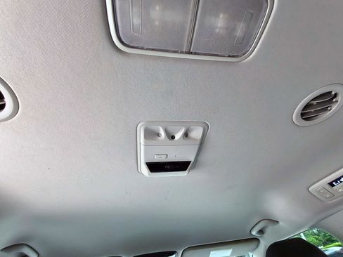Used 2022 Kia Carnival EX FWD image 32