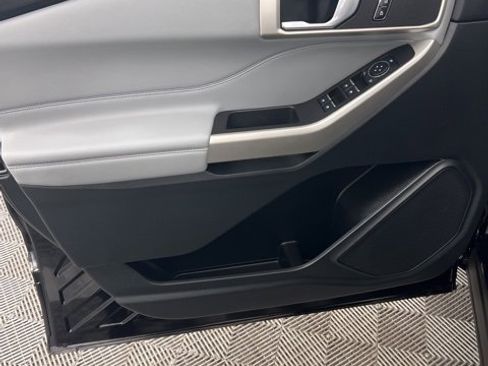 Used 2023 Ford Explorer XLT w/ Equipment Group 202A image 8