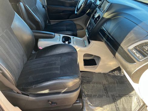 Used 2014 Chrysler Town & Country Touring-L image 34