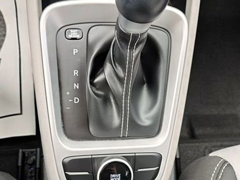 Used 2023 Hyundai Venue SEL image 22